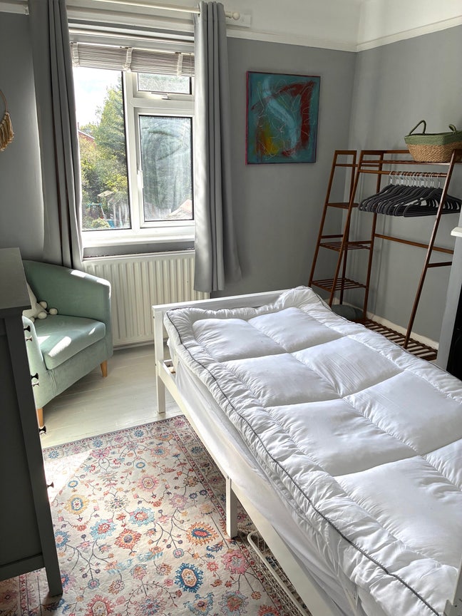 Quiet sunny large bedroom to let  Main Photo