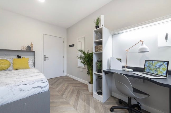One bedroom in shared two bed flat Main Photo