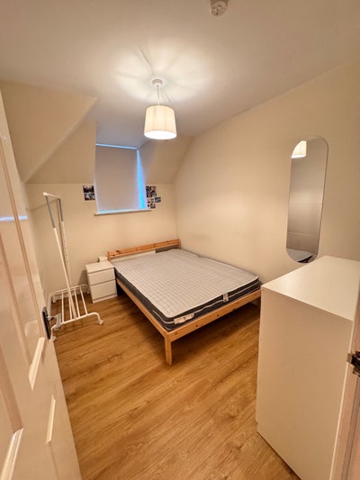Small Room available in peaceful professional flat Main Photo