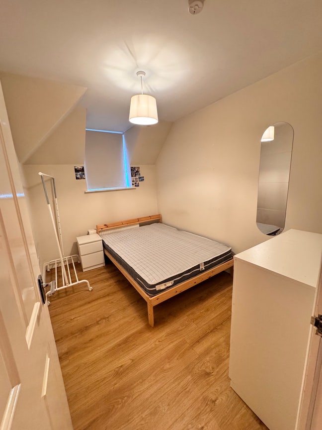 Small Room available in peaceful professional flat Main Photo