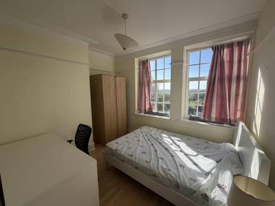 Spacious double room in a shared 2-bedroom flat Main Photo