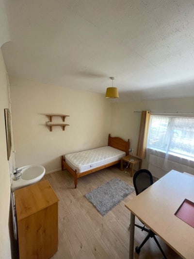 Minutes from Sussex Uni 3 Rooms Available  Main Photo