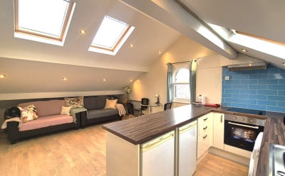 Spacious Top Floor Two Bedroom Apartment Main Photo