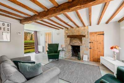 Fully Furnished 2 Bed Cottage - For short term let Main Photo
