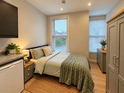 Modern Double with Ensuite & Kitchenette Main Photo