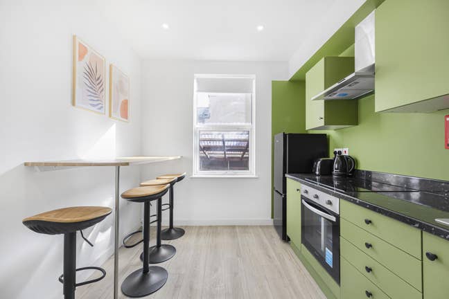 A Cosy Ensuite, With Everything You Need Close By Main Photo