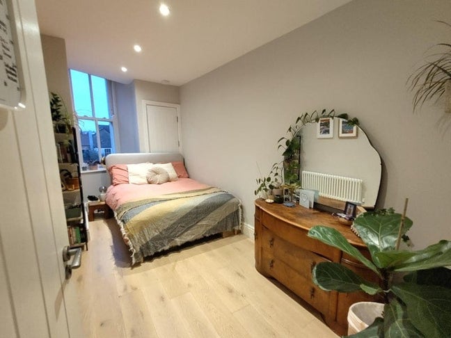 Room available in bright, friendly flat in the Bay Main Photo