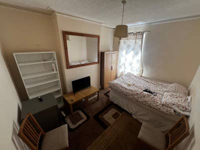 Furnished double room in family house to rent Main Photo