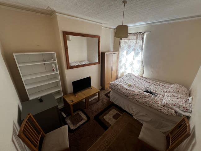 Furnished double room in family house to rent Main Photo
