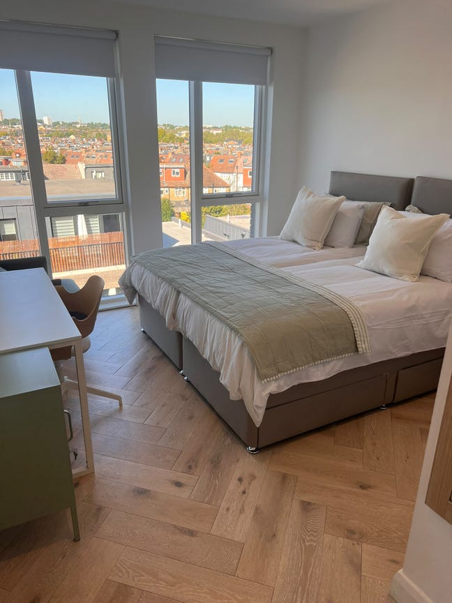 Bright room with own bathroom in Earlsfield  Main Photo