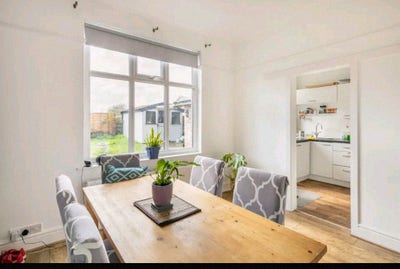 Stylish double, convenient location, new bathroom  Main Photo