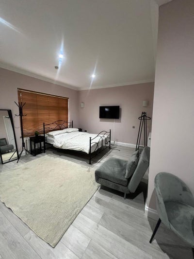 Spacious, high quality studio flat, bills included Main Photo