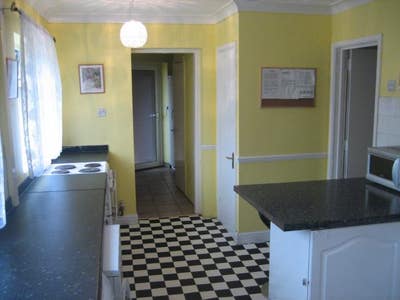 Superb Central Location Near High Street & Station Main Photo