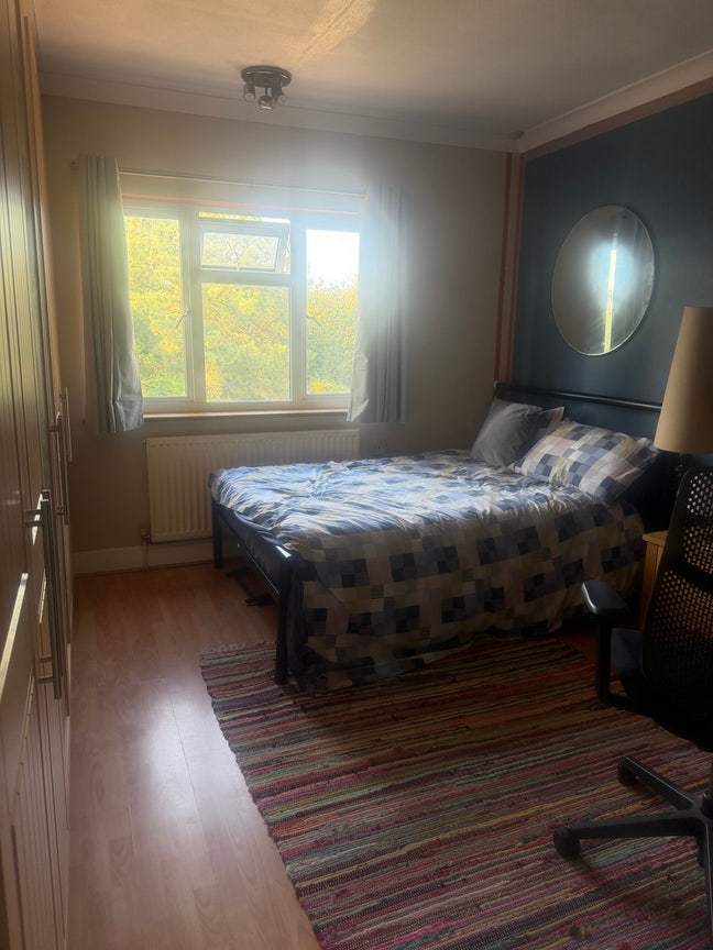 Bright quiet furnished  double bedroom / shower  Main Photo
