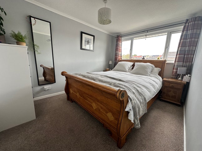 Double Bedroom in a shared home Main Photo