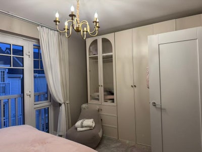 Beautiful DOUBLE bed room in the top floor  Main Photo