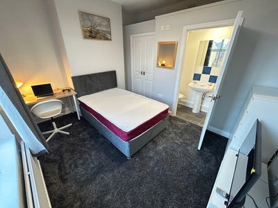 S11 Sharrow: 1 Ensuite available | Bills Included Main Photo