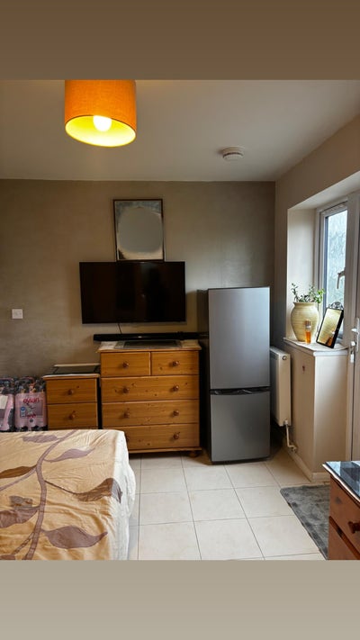 Small Double Room with En-suite Main Photo