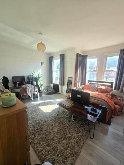 Extra large and bright double bedroom Main Photo