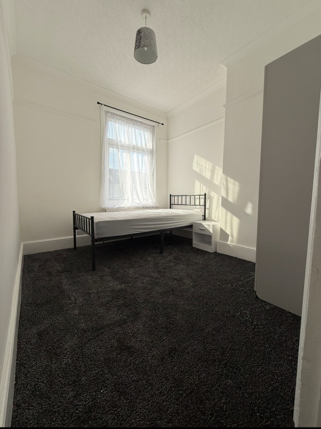 Double room To Let Goodmayes Main Photo