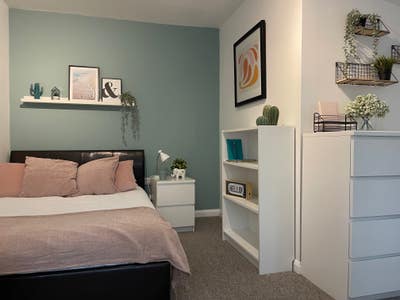 Lovely Grd Flr Bedrooms in Professional Houseshare Main Photo