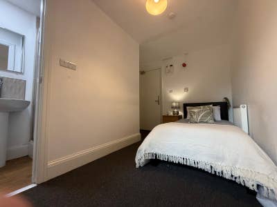 Modern room with kitchenette and en suite Main Photo