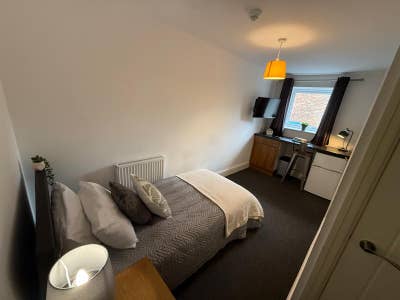 Modern room with kitchenette and en suite Main Photo