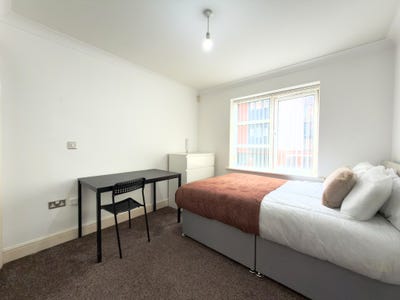 En-Suite  Room  in  Modern  3-Bed  Flat  Share!  Main Photo