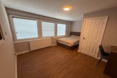 Large ensuite furnished double room Main Photo