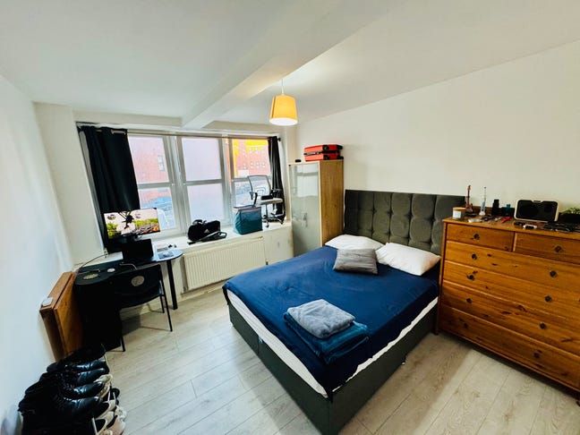 A lovely spacious double bedroom in Leith Main Photo
