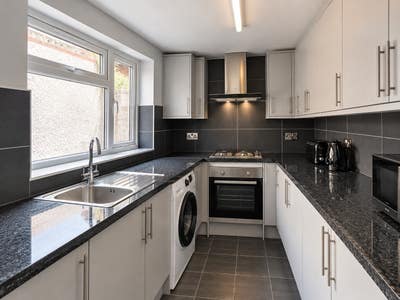 Furnished Double Room near train station & town Main Photo