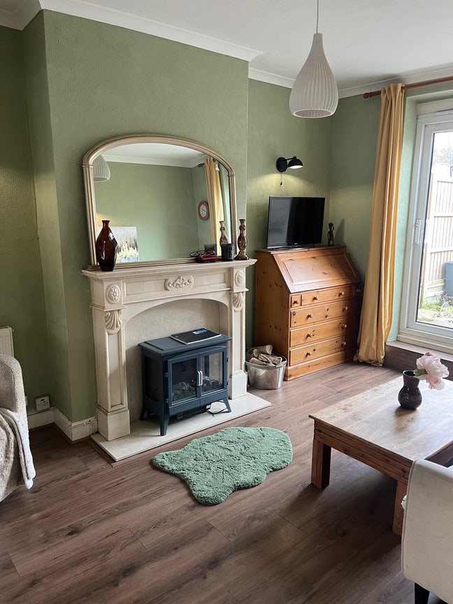 Double and single room available- all bills includ Main Photo