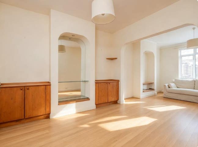 Lovely newly refurbished House with garden Main Photo