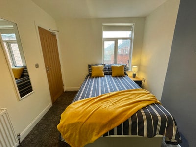 Spacious ENSUITE Rm/Nr Stoke 🚂 Station/Modern Main Photo