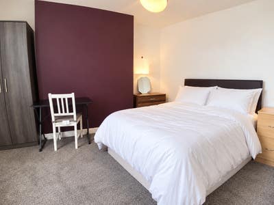 1 Double Room in 3 Bed Flat! L4 Area! Main Photo