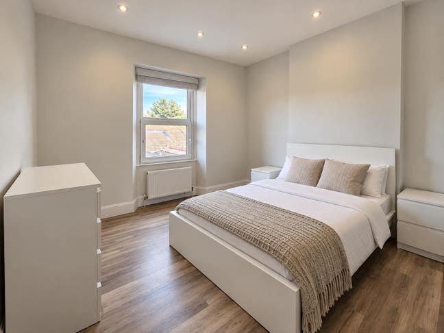 Perfect for 3 friends - 3 furnished double rooms!! Main Photo