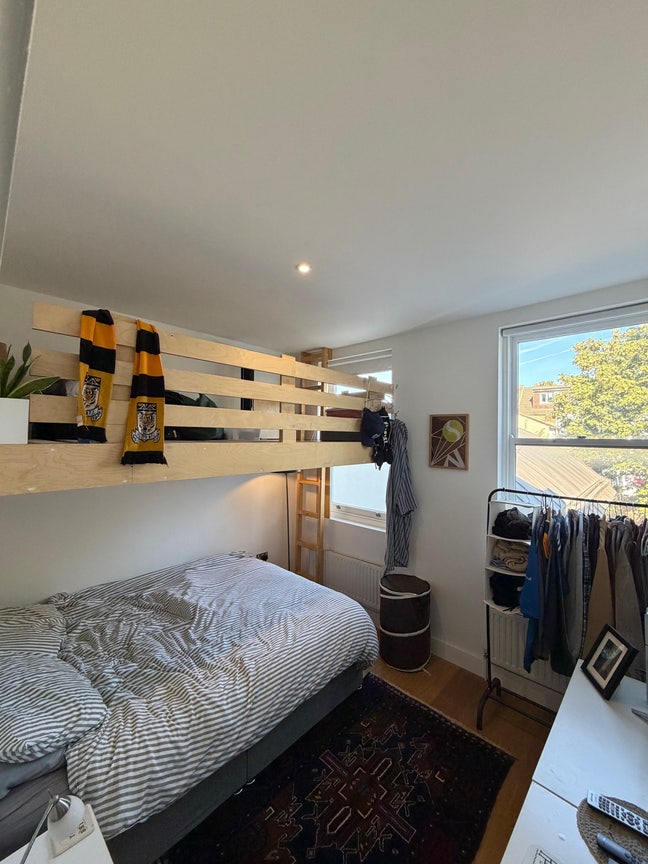 Double room in spacious house (NW10) Main Photo