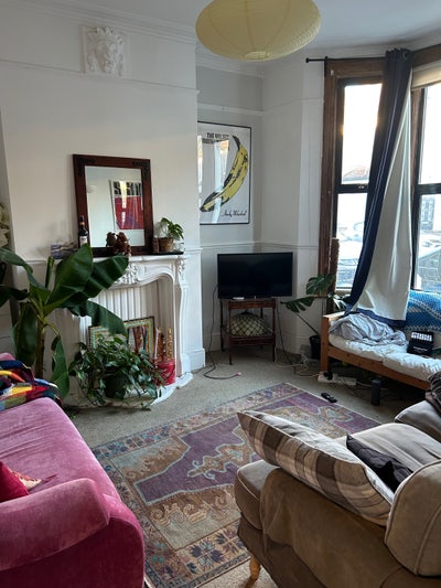 &pound;925 bills inc. 1 bedroom sublet in Surrey Quays  Main Photo
