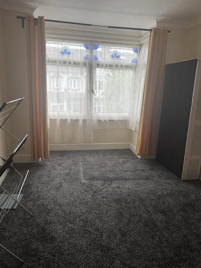 Double Room | CR4 1NG | Couples Welcome | All Inc Main Photo