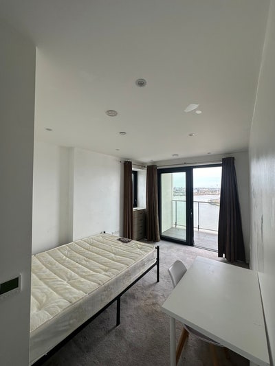 Stunning double with balcony- amazing views  Main Photo