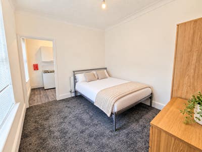 ** New Lovely STUDIO En Suite -All Bills Included! Main Photo