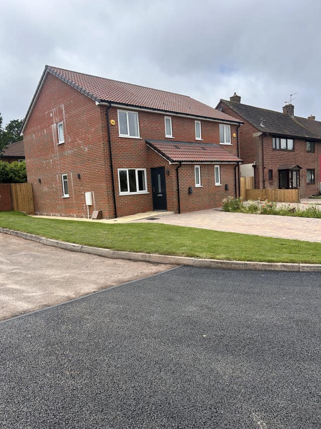 A double room is available in a shared house Main Photo