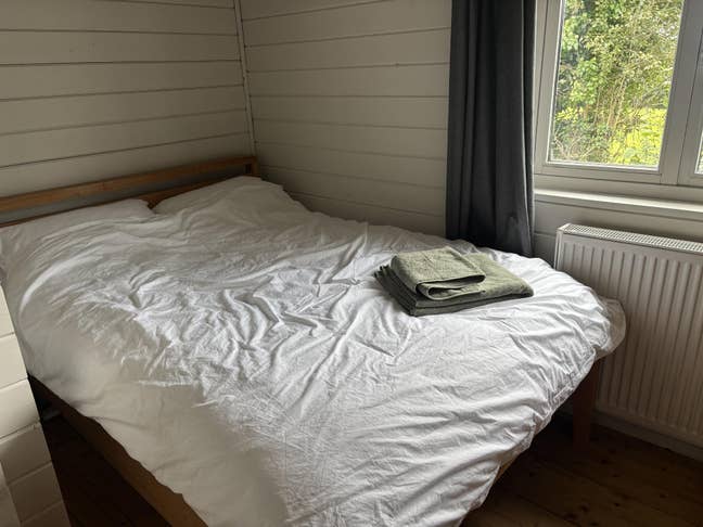 Double Bedroom with en-suite and private entrance Main Photo