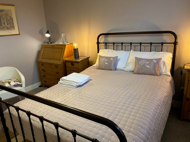 Double Bedroom  Shared Shower Room with Owner  Main Photo