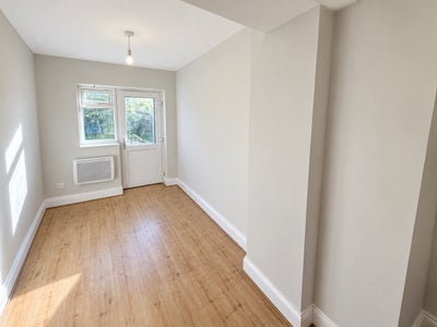 DSS-Studio Flat Available in Romford Havering RM3 Main Photo