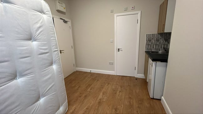 DSS-Studio Flat Available in Crofton Lewisham SE4 Main Photo