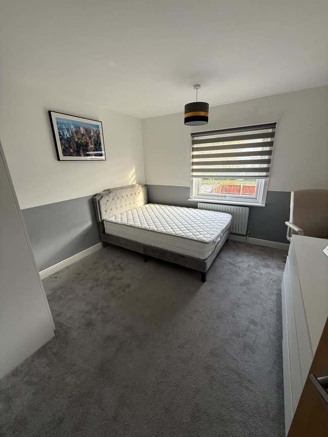 Spacious Double Room Available to Rent – Popley Main Photo