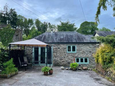 Complete cottage,incl. bills, parking,log burner Main Photo