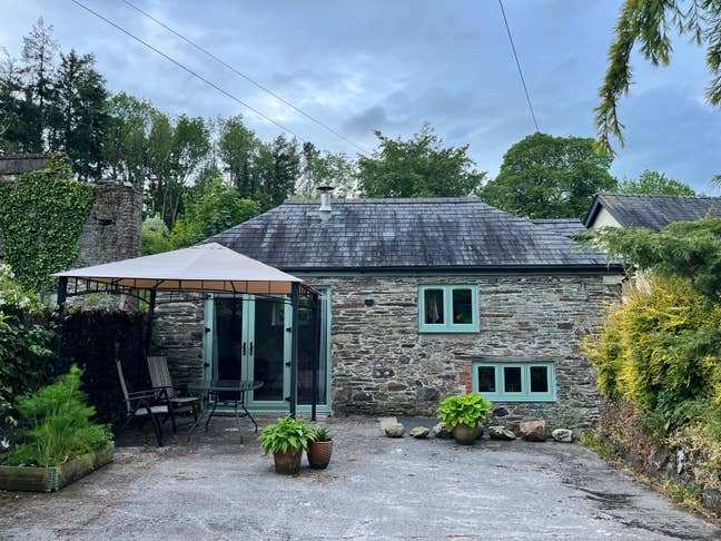 Complete cottage,incl. bills, parking,log burner Main Photo