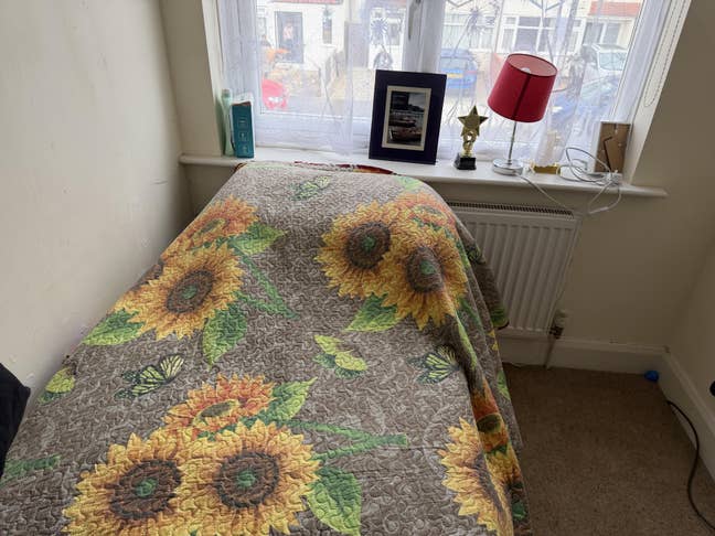 Box room with furnished. 1 minute walk to bus stop Main Photo